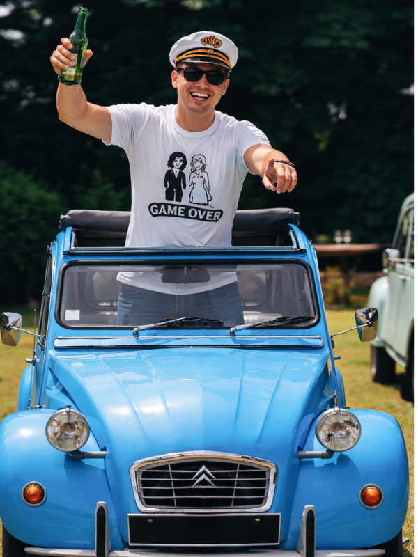 Mariée-prête-pour-un-tour-en-2CV-lunette-coeur