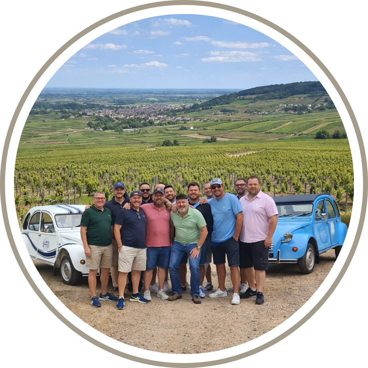 Garçon-pour-leur-EVG-devant-2CV-Vignes-Bourgogne