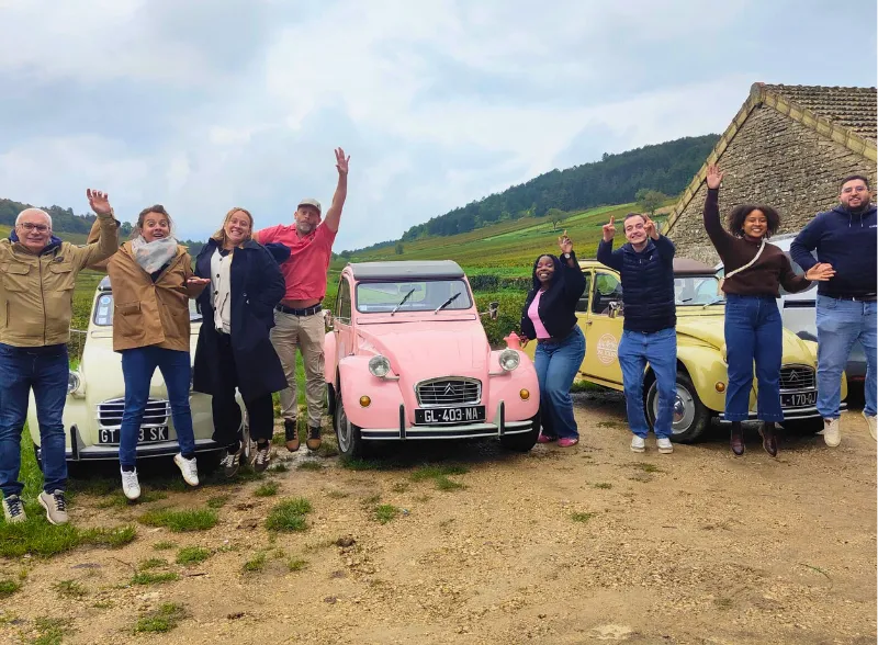 Séminaire-2CV-équipe-fun-devant-les-2CV